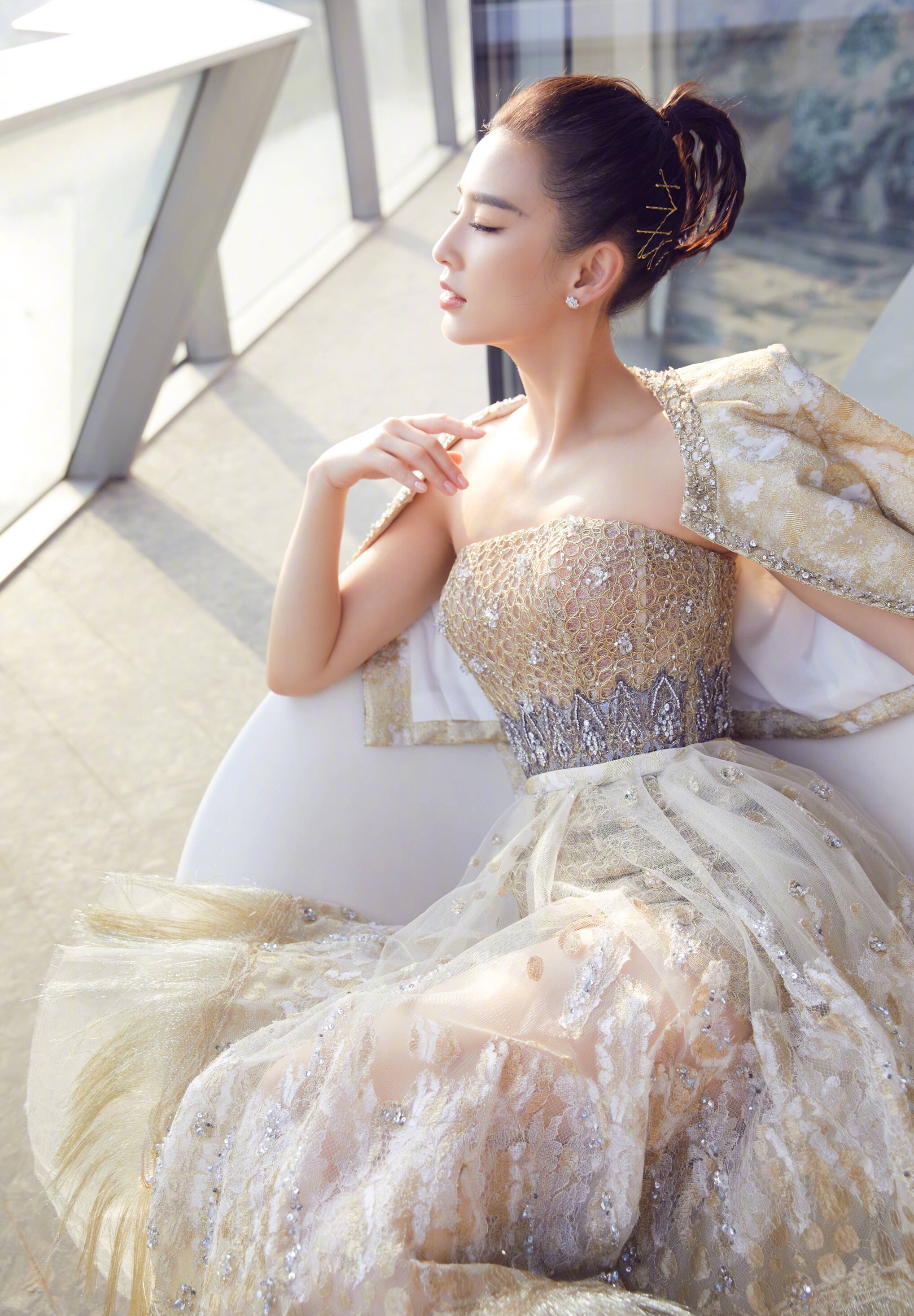 黄圣依出席活动:一袭金色礼服,高贵优雅 气质十足