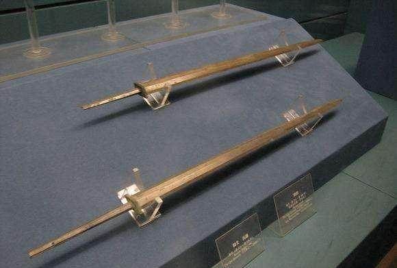 但在发掘秦始皇陵的时候,并没发现定秦剑,而是发现了这把宝剑"八棱剑"