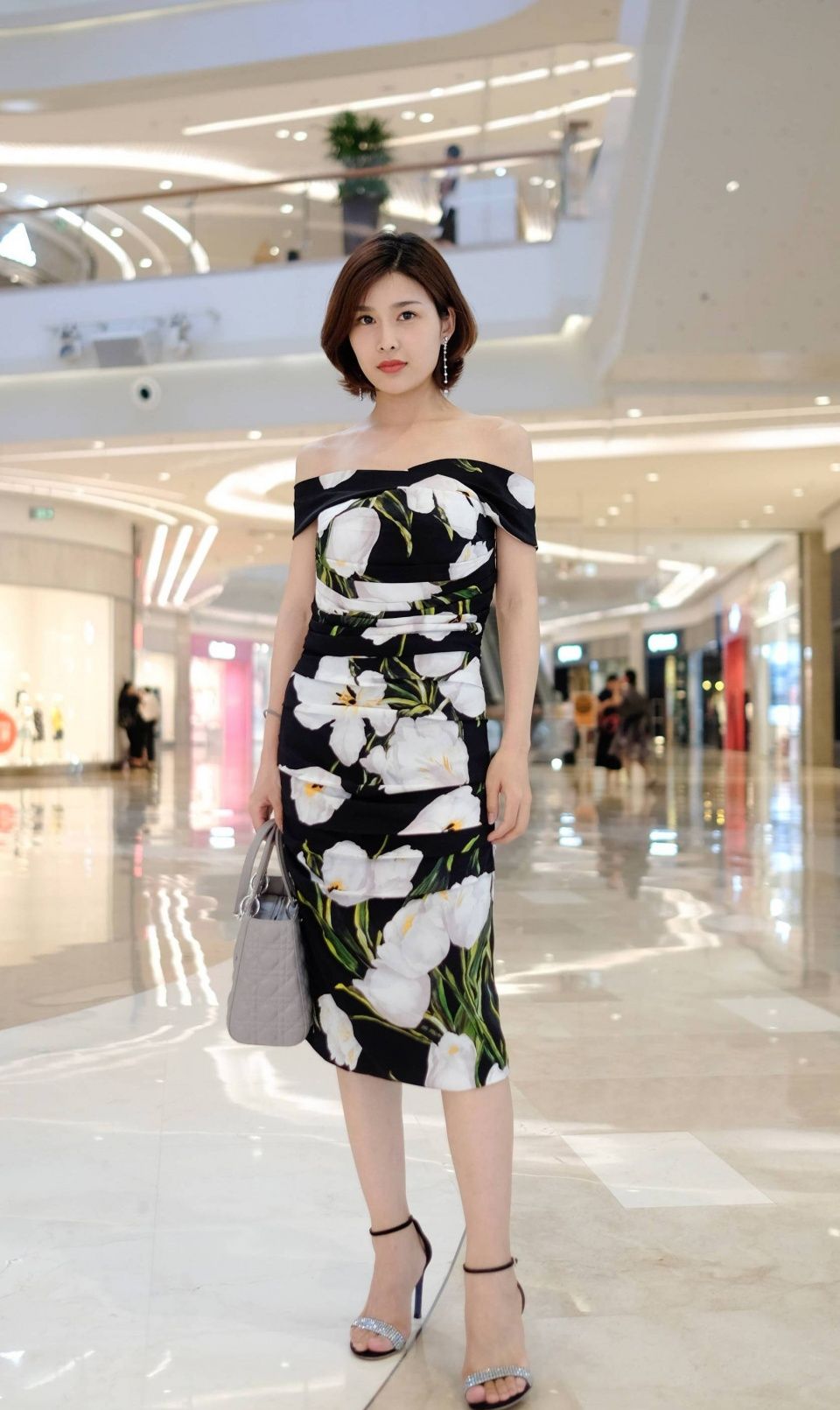 街拍小姐姐灰色吊带针织衫夏季里女生喜爱的时尚单品