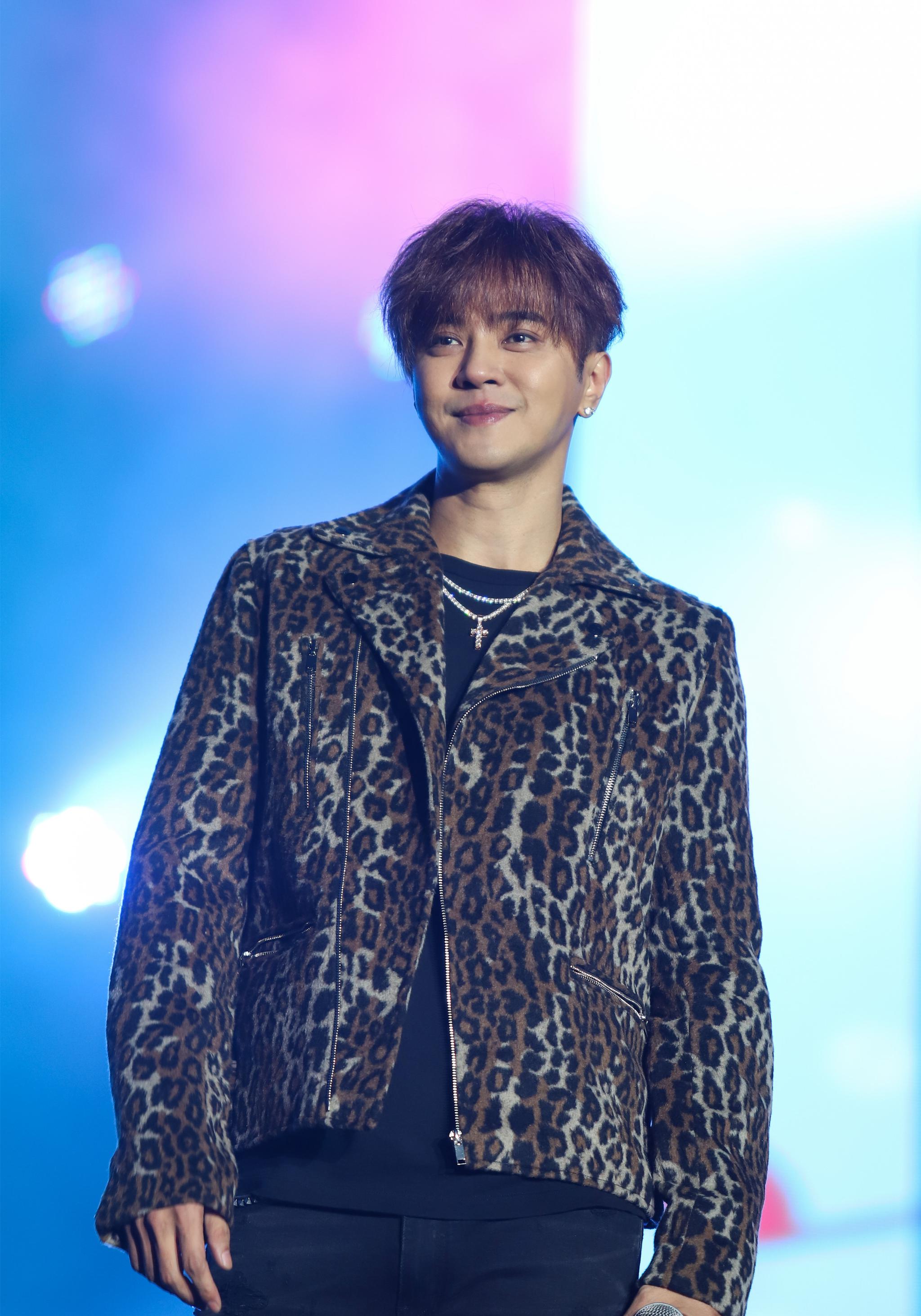 罗志祥帅气现身贵州杜鹃花·风车音乐节|音乐节|贵州|杜鹃花_新浪新闻