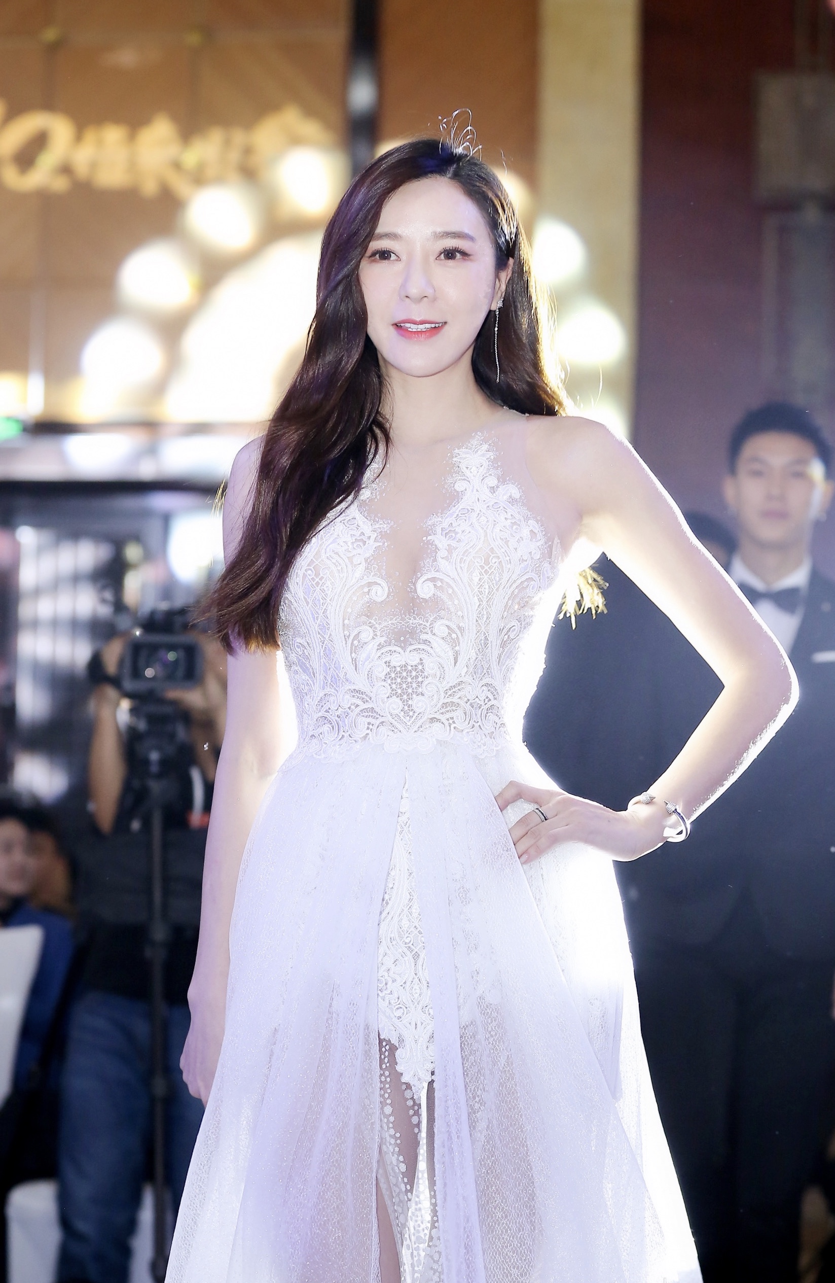 周韦彤正式签约新东家,镂空造型秀好身材,乌黑长发又添柔美纯净