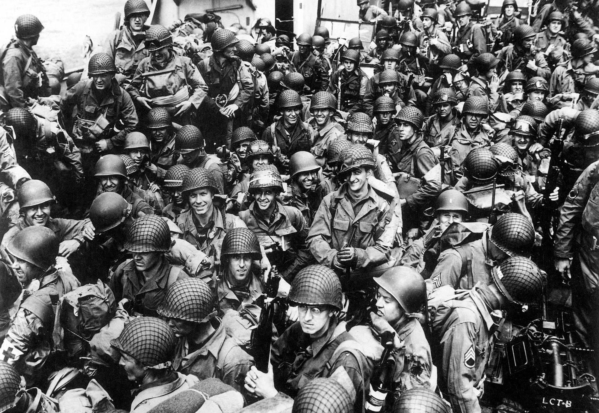 1944年历史旧照,诺曼底战争前夕,艾森豪威尔和他的顾问准备发言