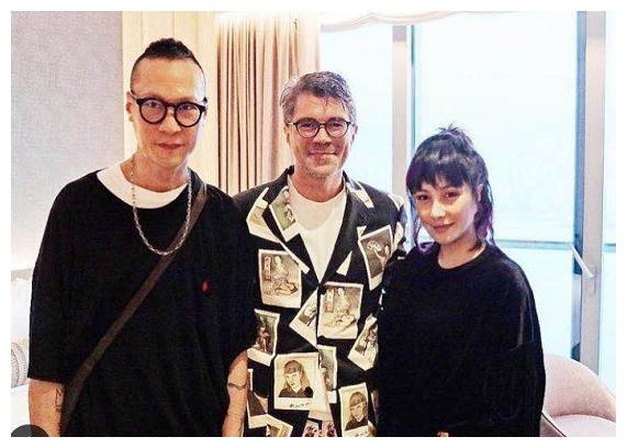 有钱就是壕？赌王最叛逆千金直播国外购物，店内清场似服务她一人
