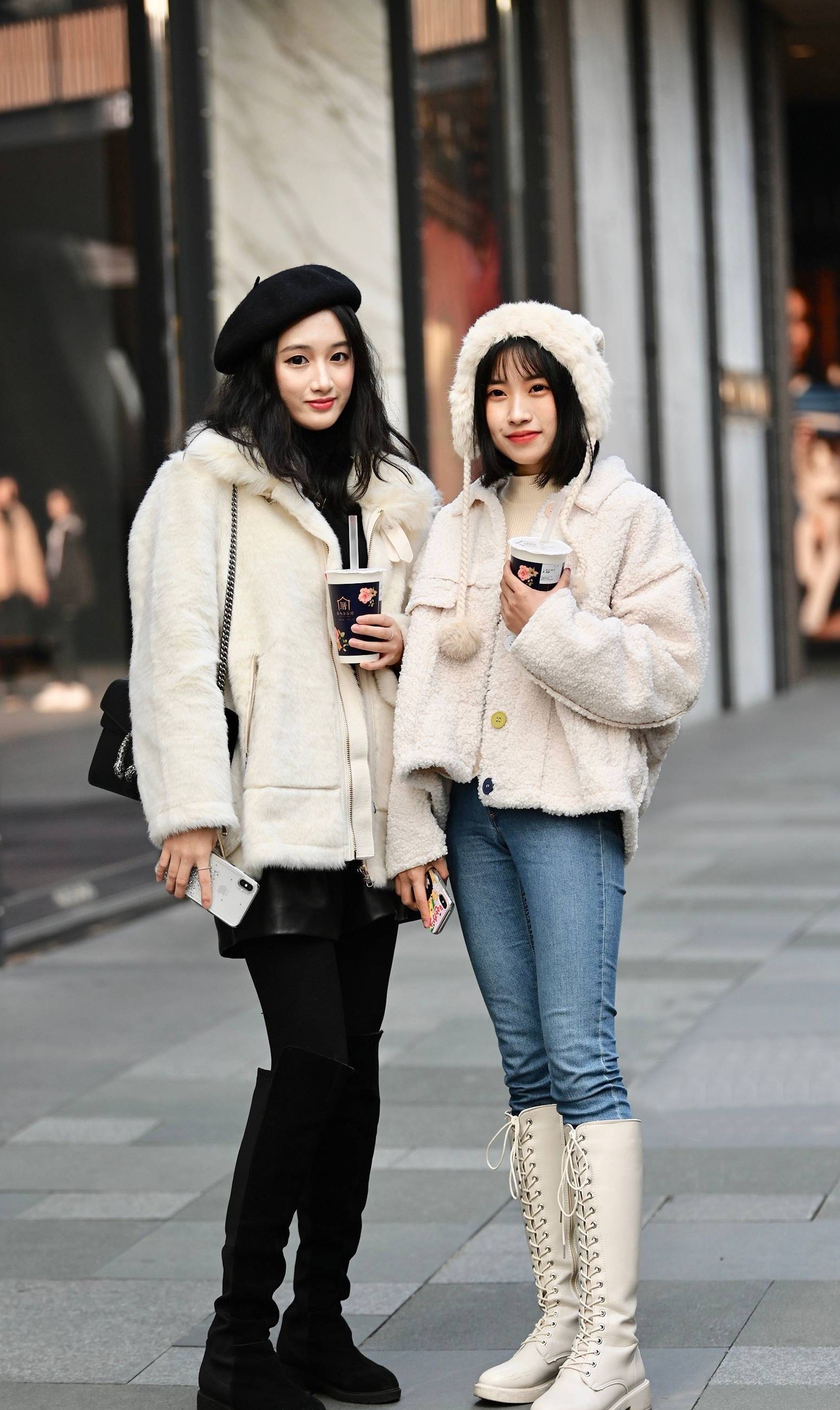 闺蜜相约逛街心有灵犀,穿搭总是出奇的相似,真是情同姐妹