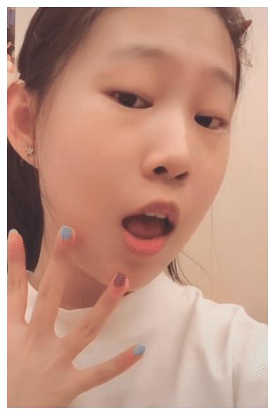 沈佳润还曾晒出过一条自己小时候和现今的她做对比的视频,从童年时的"