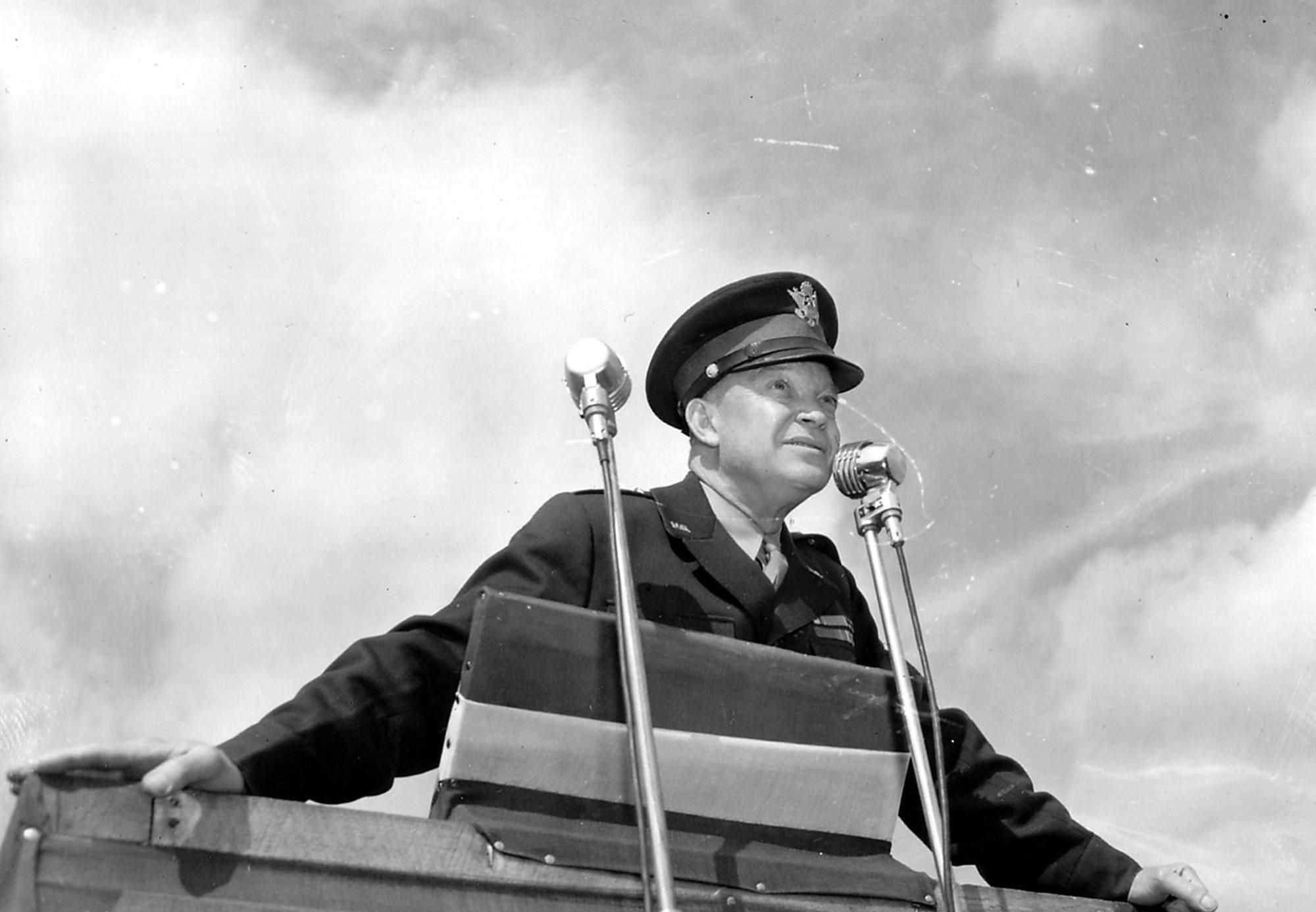 1944年历史旧照,诺曼底战争前夕,艾森豪威尔和他的顾问准备发言