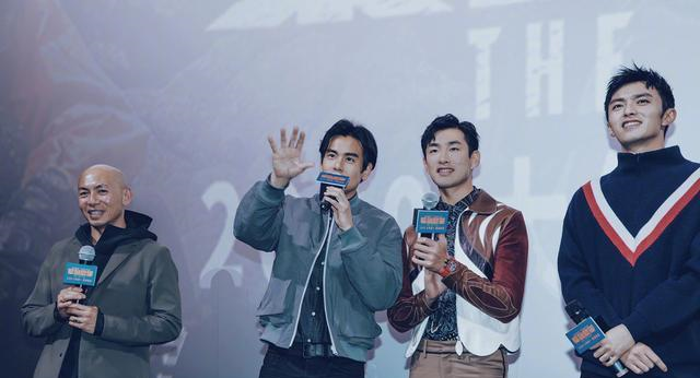 彭于晏王彦霖同台黑衬衫pk花衬衫型男还是谐星一目了然