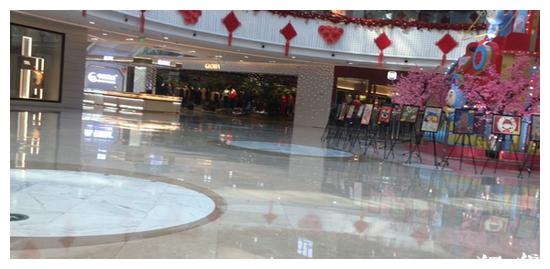 郑州一购物中心复工首日 厅堂空荡荡 全天营业时间为7小时