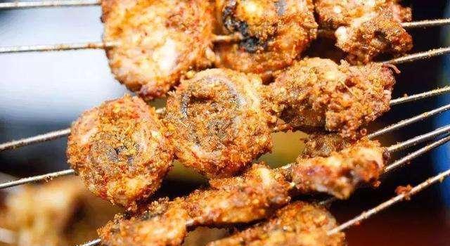 广西特色“烤猪眼球”，胆小者不敢下口呀