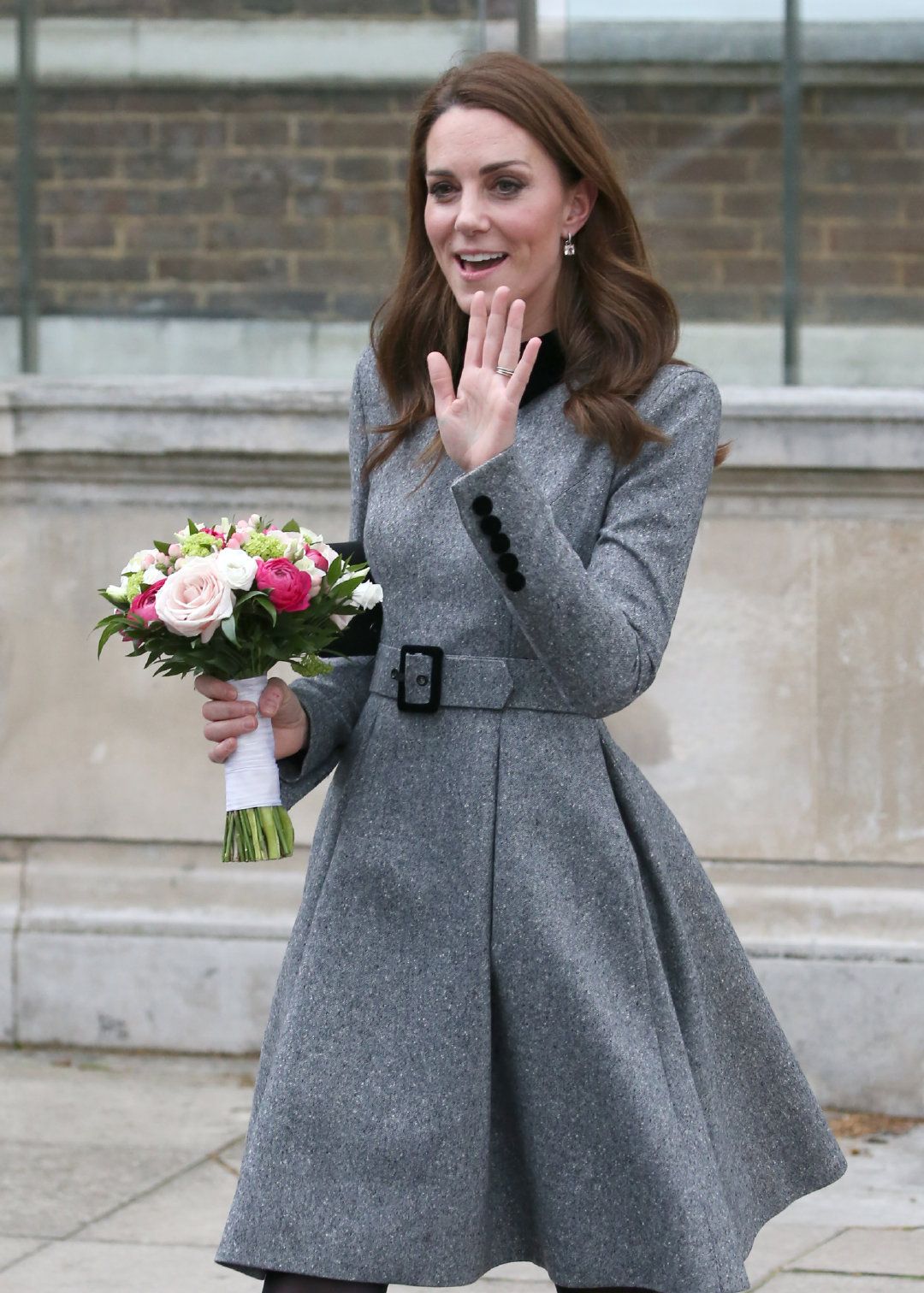 凯特王妃衣品真不是吹的穿灰色连衣裙让人猜不出年龄