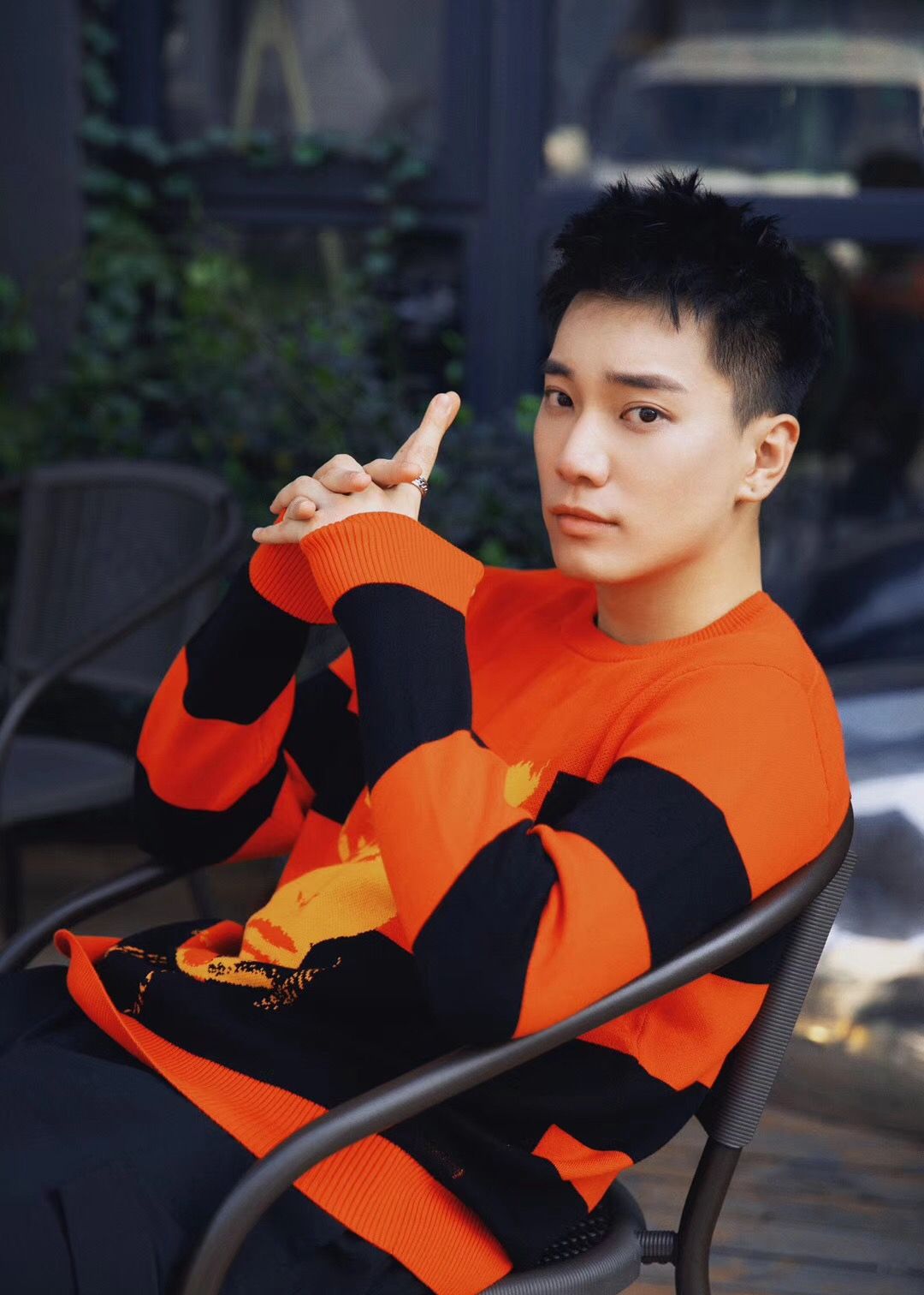 男演员王梓豪,橘色针织衫,帅气大男孩,户外写真图集