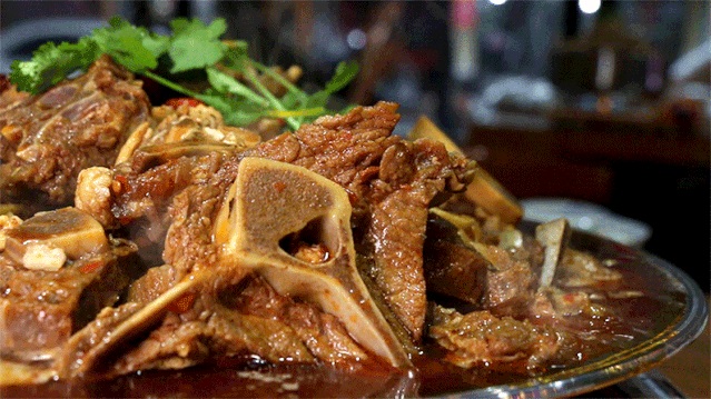 【涨姿势】羊蝎子是啥菜?你在羊蝎子里吃出过蝎子吗?