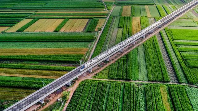 穿梭在草原的高铁画卷,美成了油画中的样子