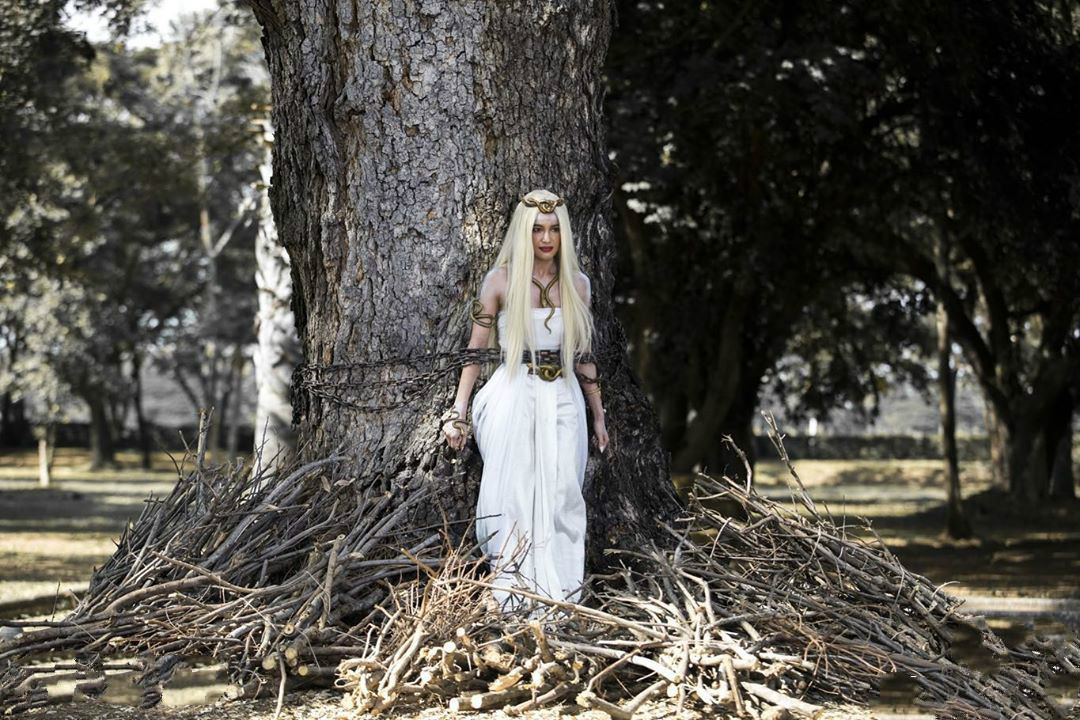 泰剧《蛇吻》首播,男主像李现女主像杨颖,剧情好像