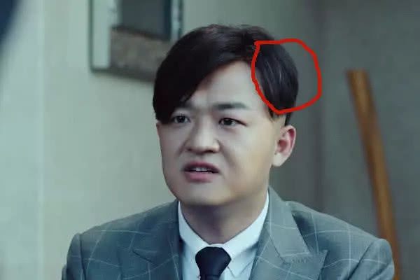 难怪有那么多的人开始都以为包贝尔是真的长头发了