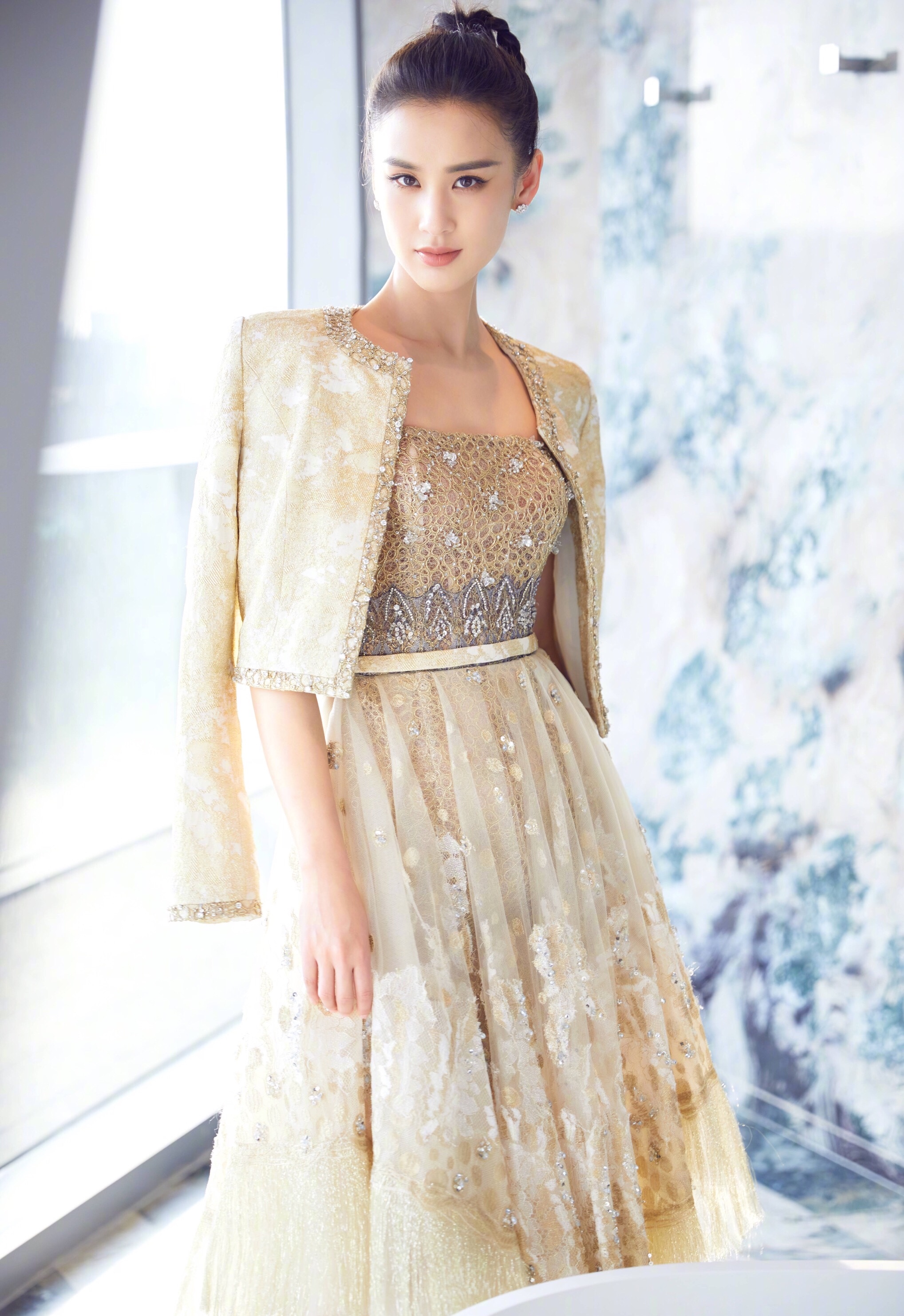 黄圣依出席活动:一袭金色礼服,高贵优雅 气质十足