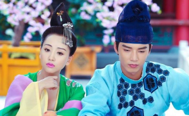 《美人制造》是由金世佳,杨蓉,邓萃雯,张哲瀚,米热等人领衔主演的周播