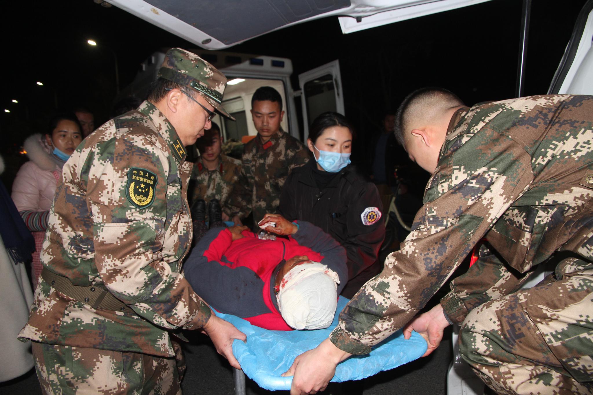 又是军人出手!两车相撞致老人受伤 路过兵哥哥果敢救人