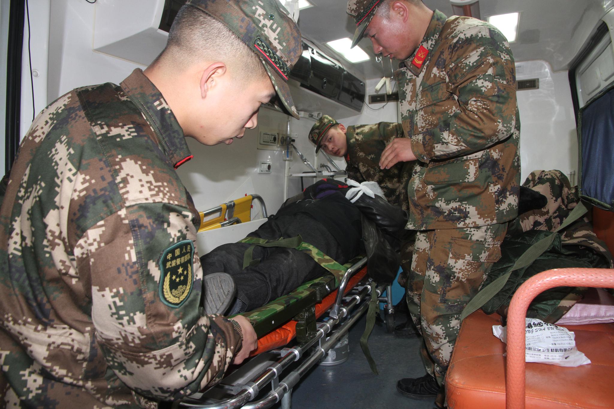 又是军人出手!两车相撞致老人受伤 路过兵哥哥果敢救人