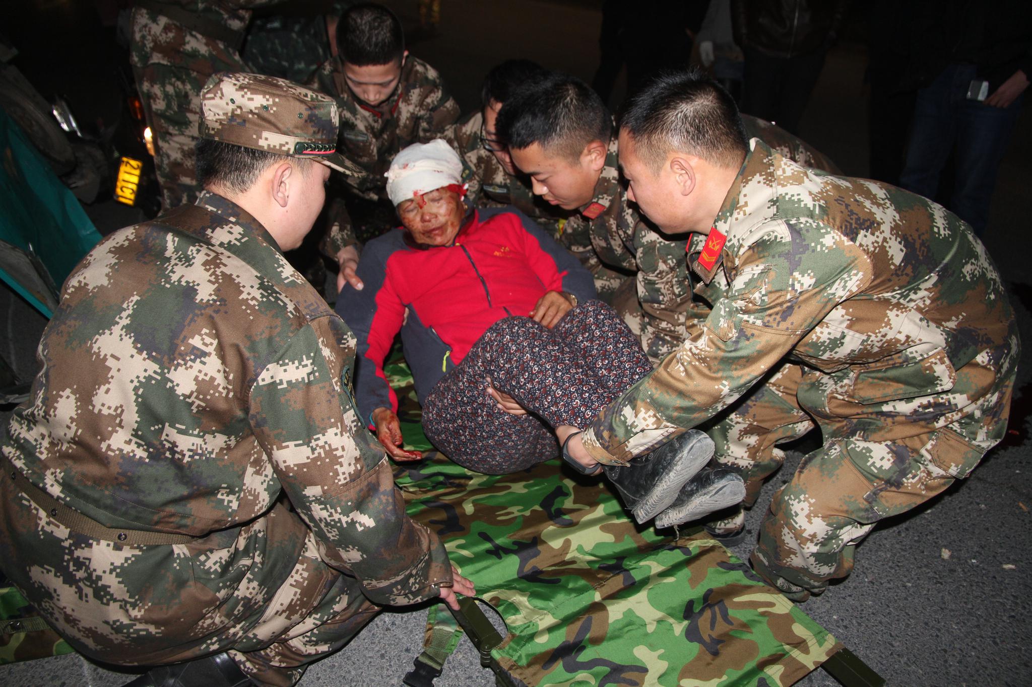 又是军人出手!两车相撞致老人受伤 路过兵哥哥果敢救人