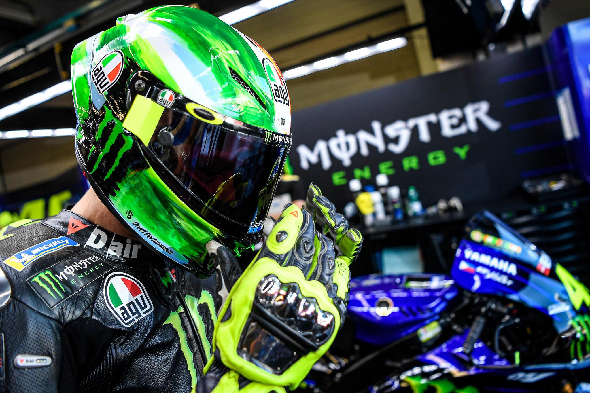 图集瓦伦迪诺罗西展示motogp意大利站定制款头盔