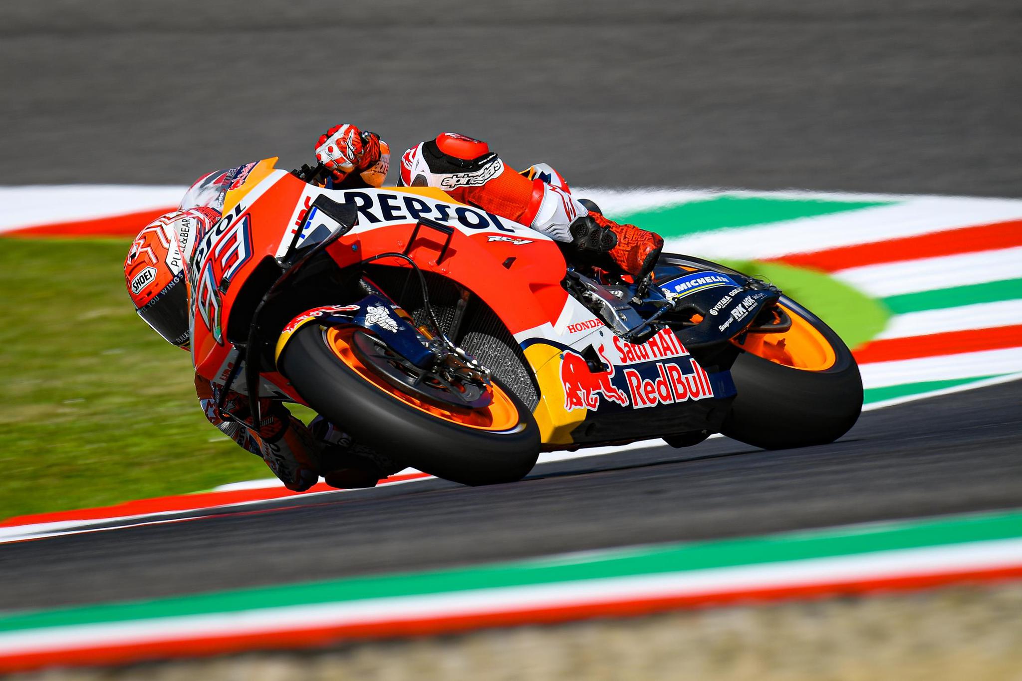 瓦伦迪诺·罗西展示motogp意大利站定制款头盔