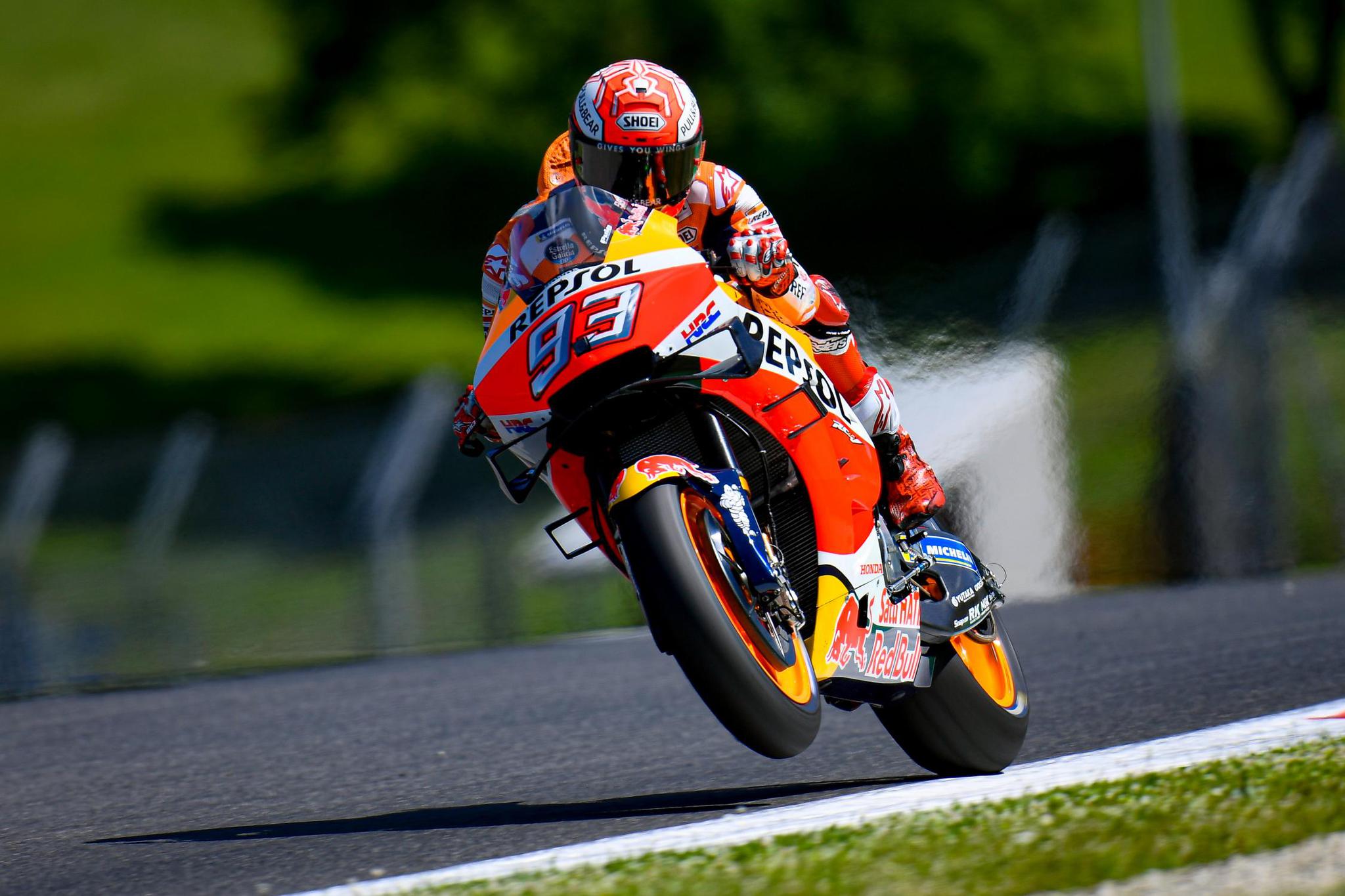 【图集】瓦伦迪诺·罗西展示motogp意大利站定制款头盔