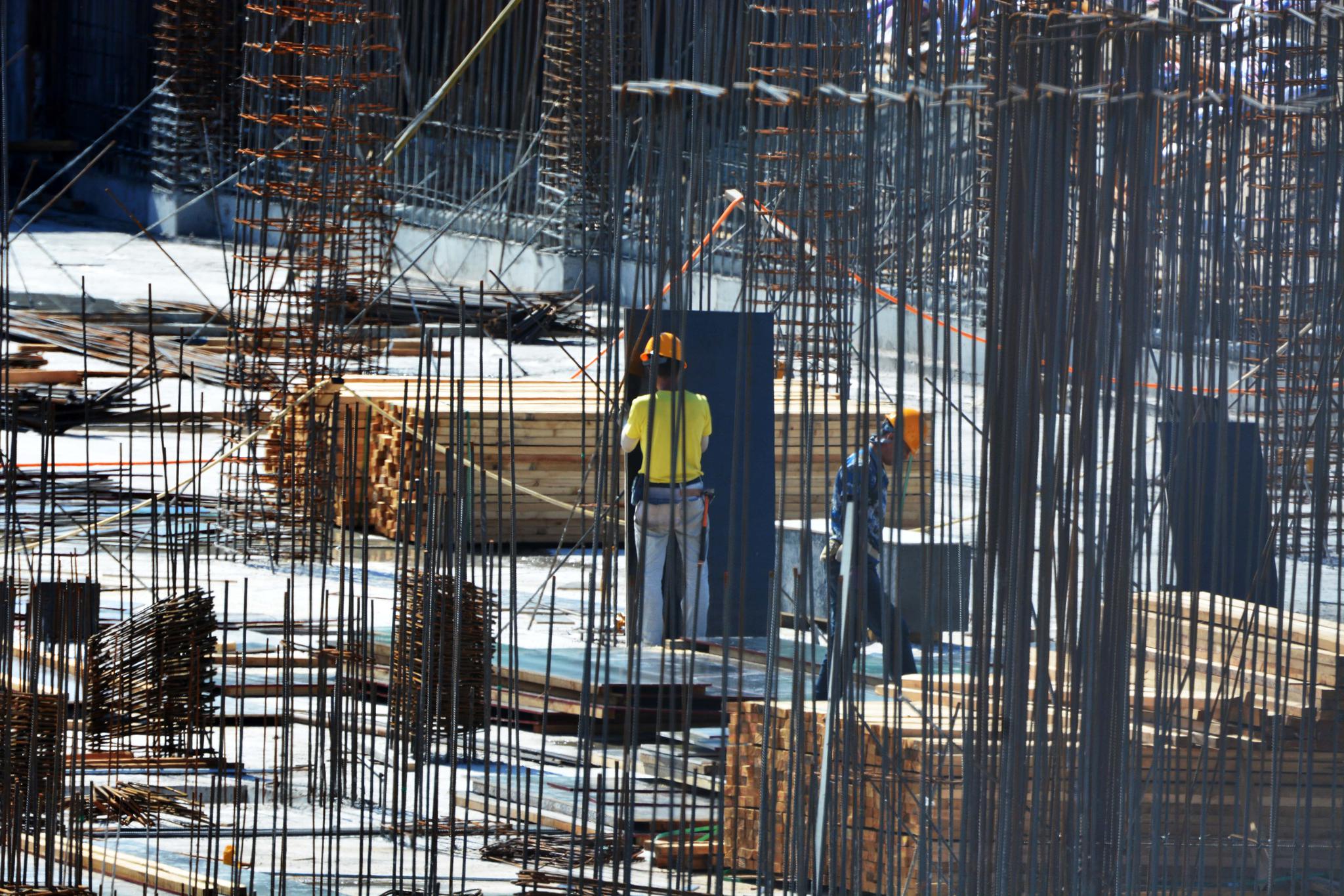 建筑工地上忙碌的建筑工人原创摄影