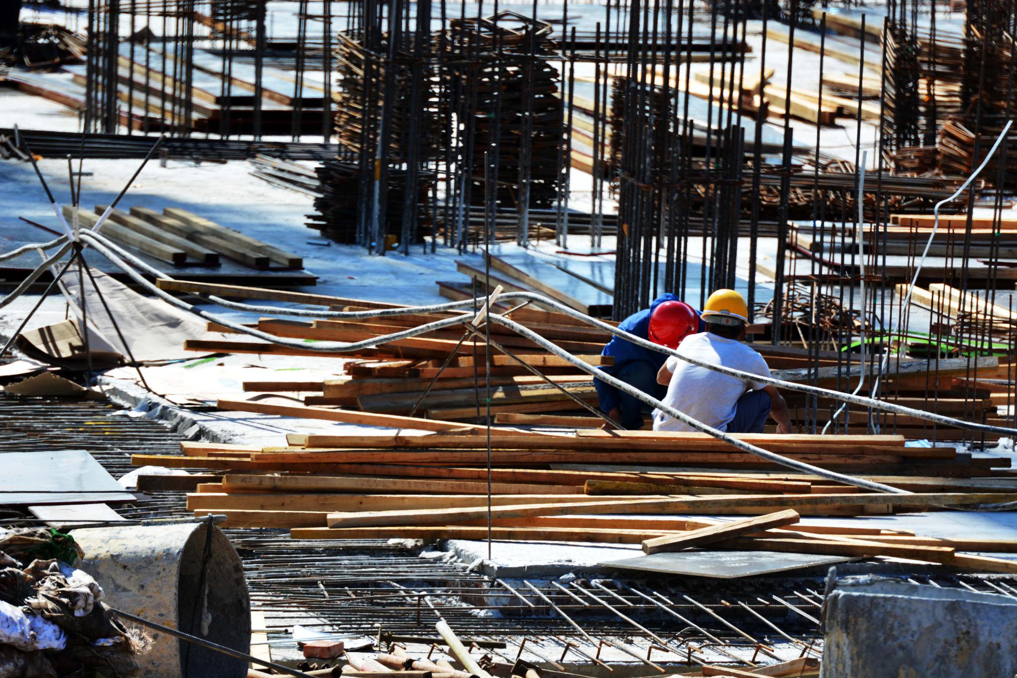 建筑工地上忙碌的建筑工人原创摄影