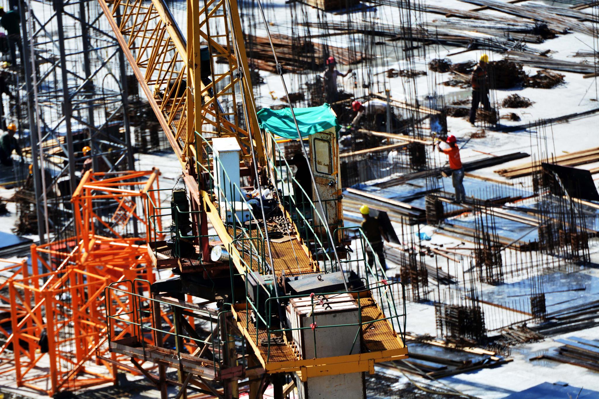 建筑工地上的工人多么不容易,原创摄影|建筑工地|摄影|工人_新浪网