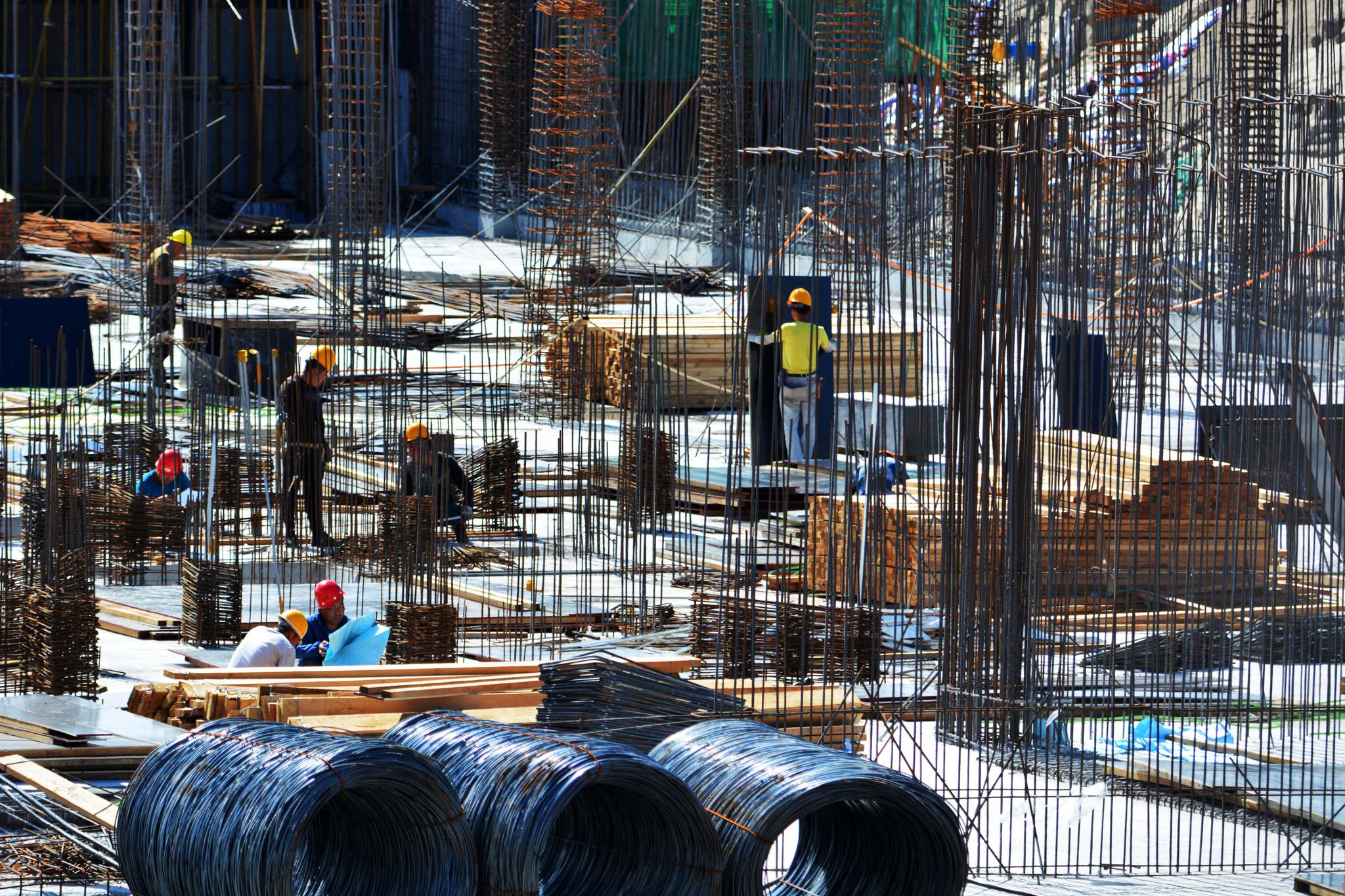 建筑工地上忙碌的建筑工人原创摄影