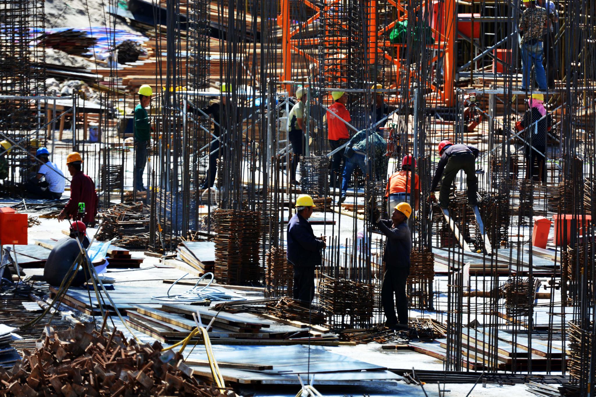 建筑工地上忙碌的建筑工人原创摄影