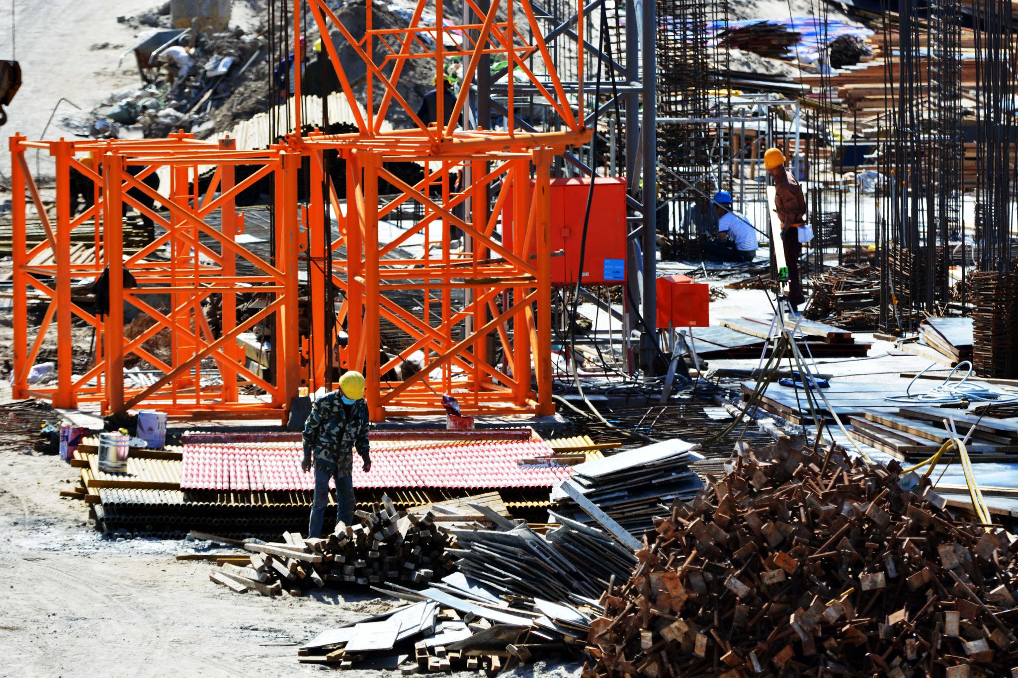 建筑工地上忙碌的建筑工人原创摄影