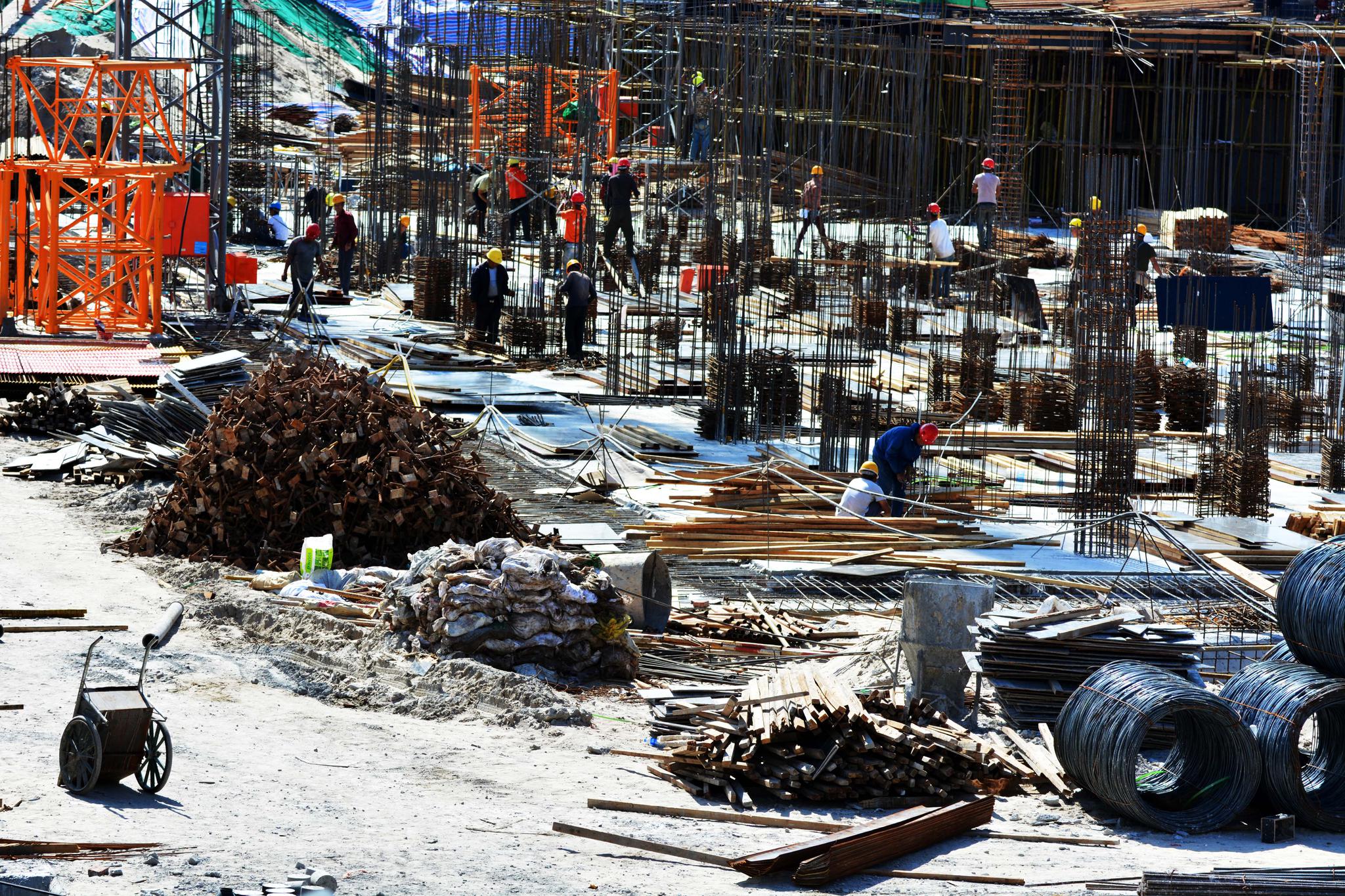 建筑工地上忙碌的建筑工人,原创摄影