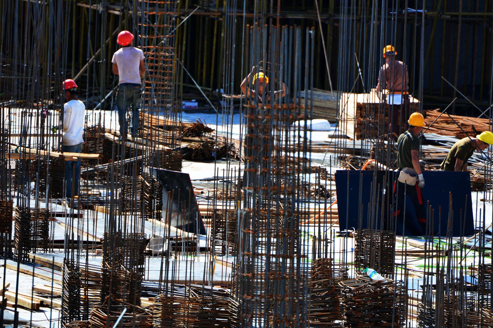 建筑工地上忙碌的建筑工人原创摄影