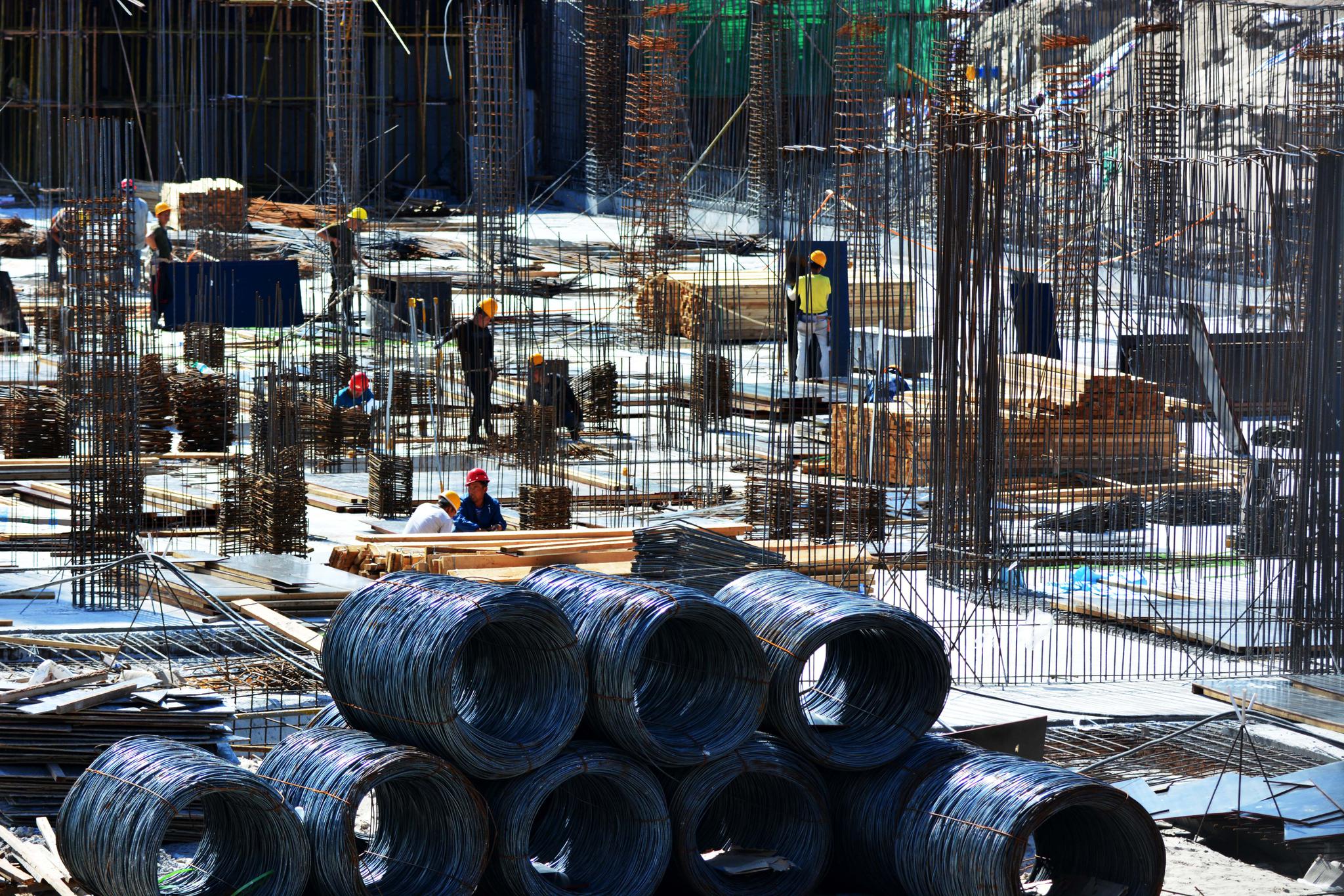 建筑工地上忙碌的建筑工人原创摄影