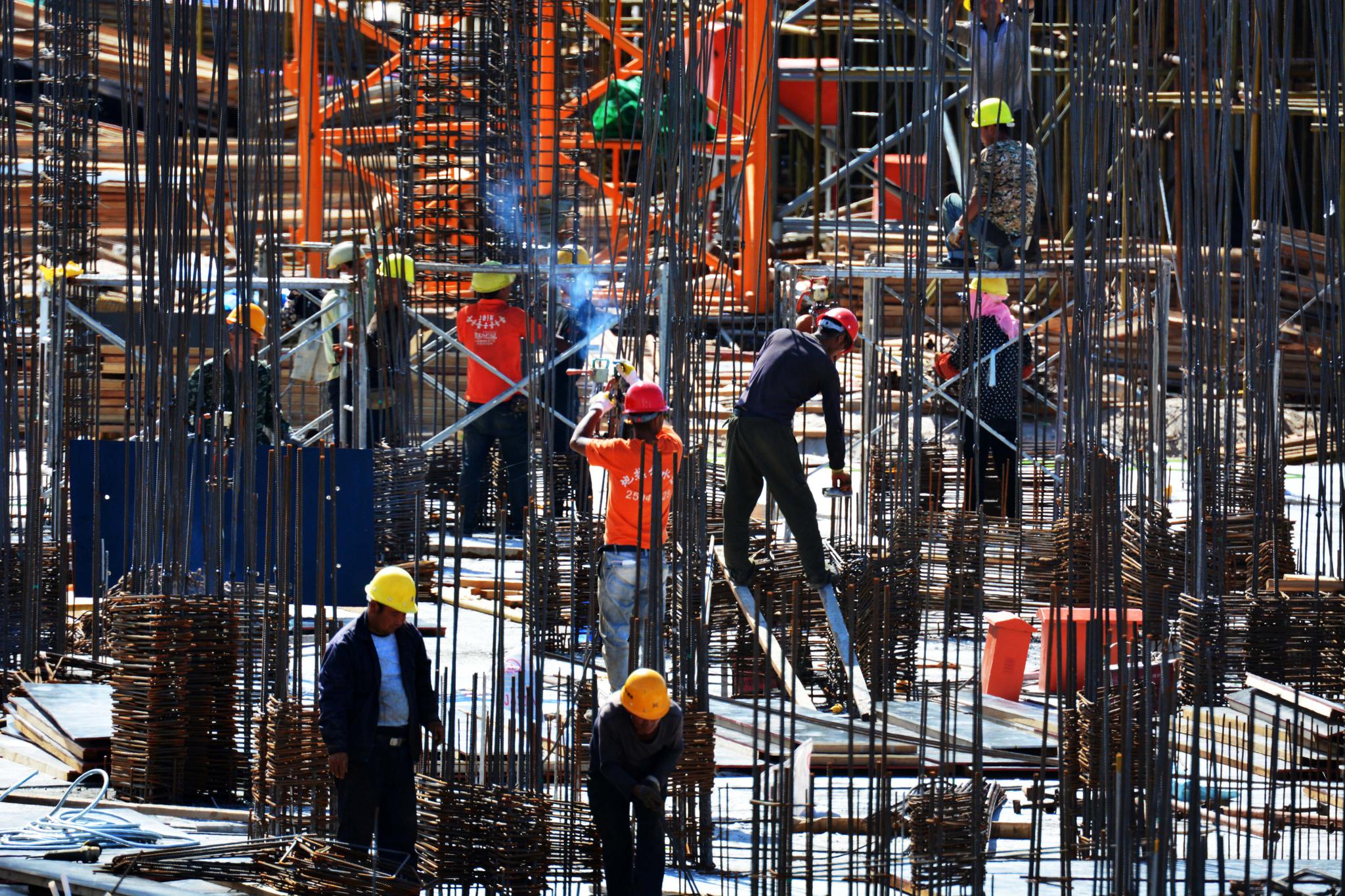 建筑工地上忙碌的建筑工人原创摄影