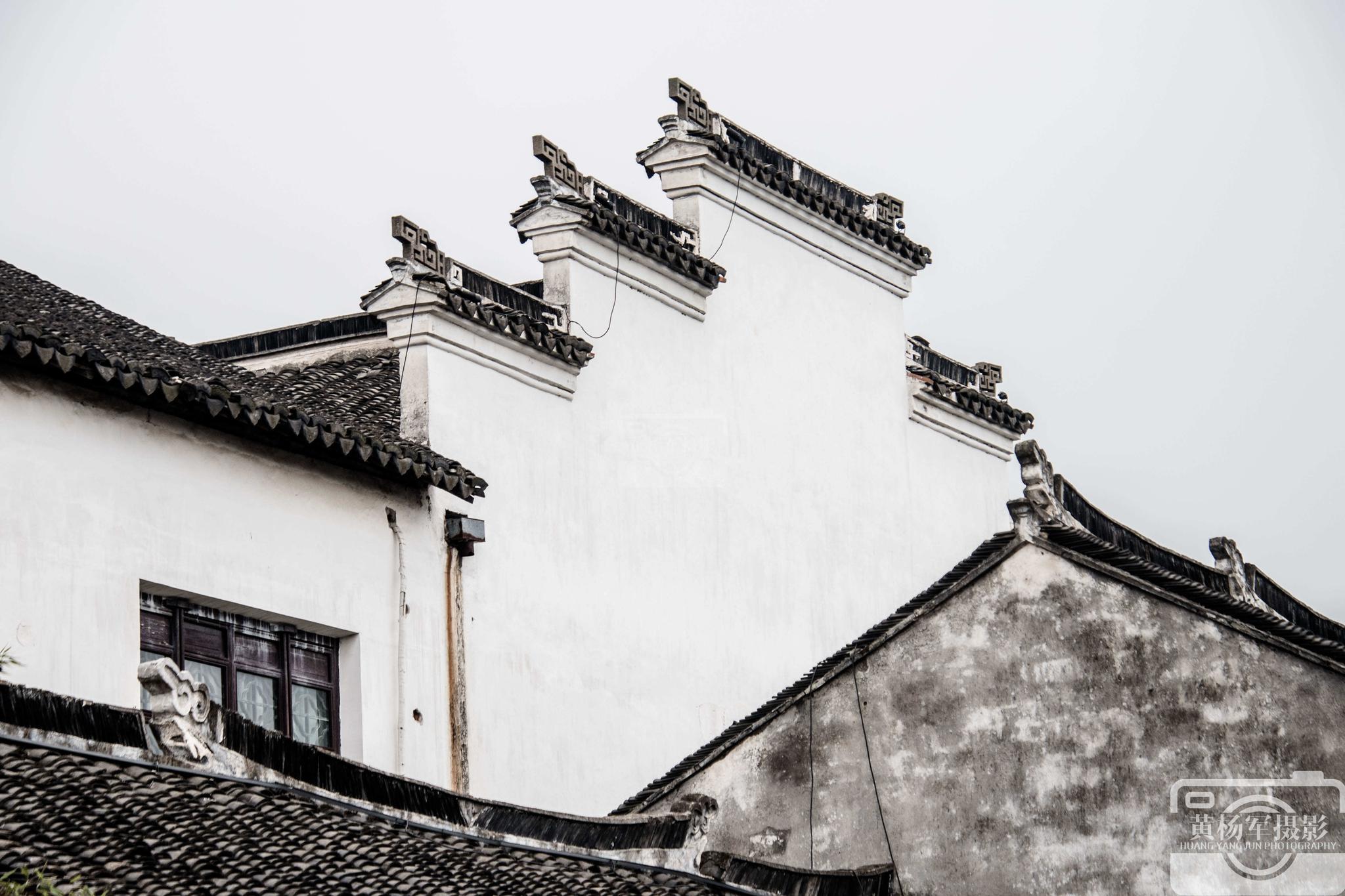 江南水乡周庄的白墙黑瓦,浓郁的水乡气息,如绘画一般的简美