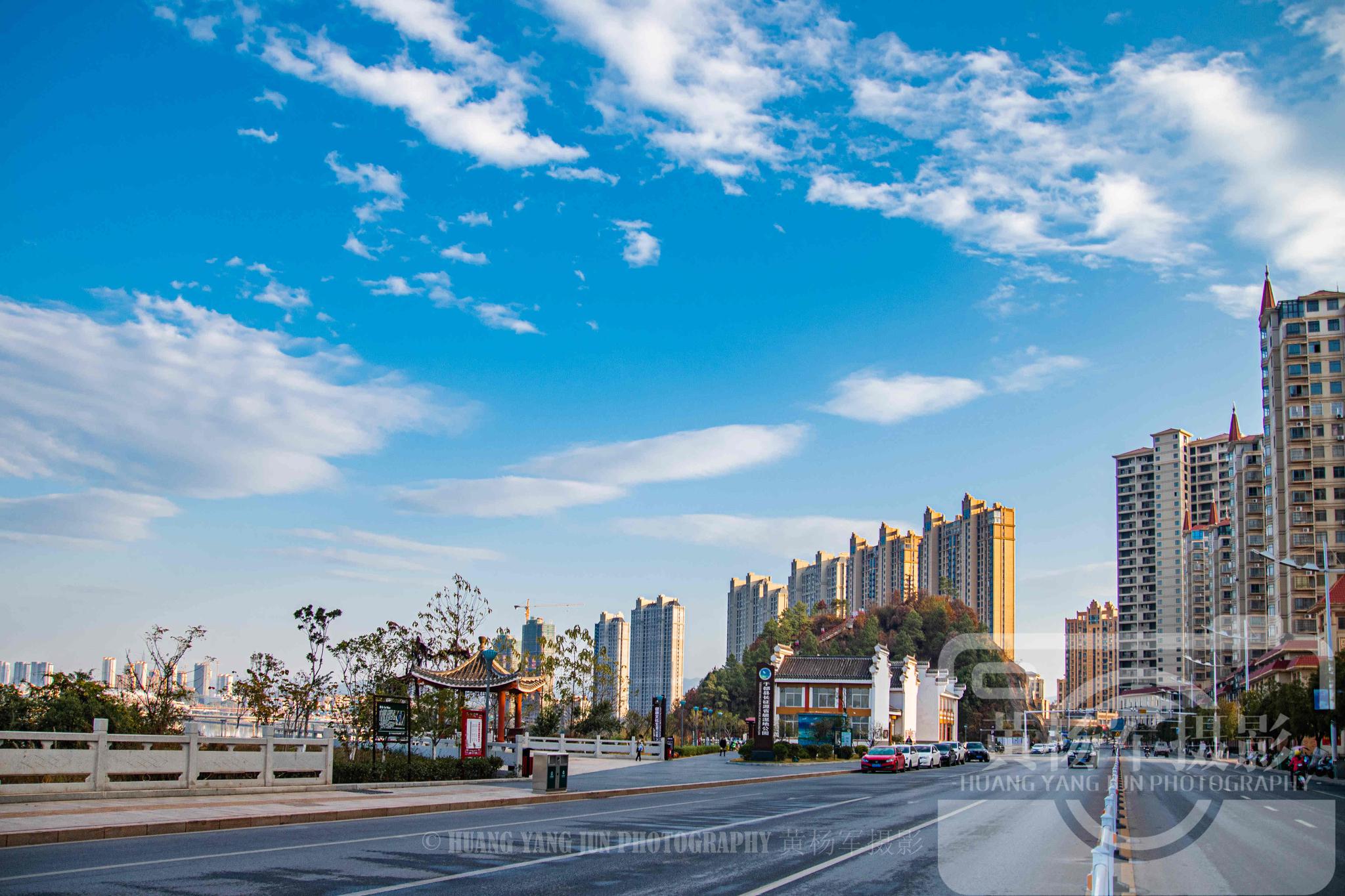 赣州于都县蓝天白云下的城市风光,林立的高楼间绘就新的城市美景