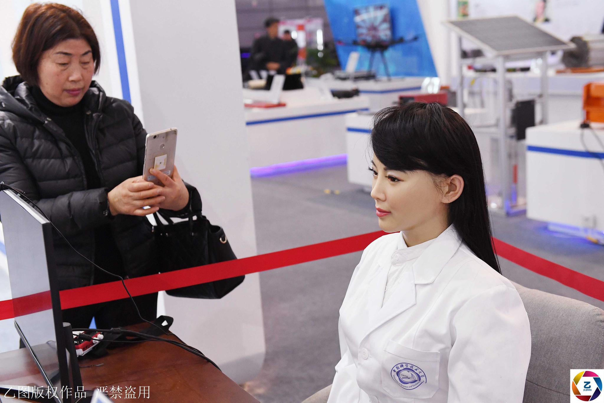 2014年,中科大机器人团队又找人重新对女机器人佳佳进行化妆,使得佳佳