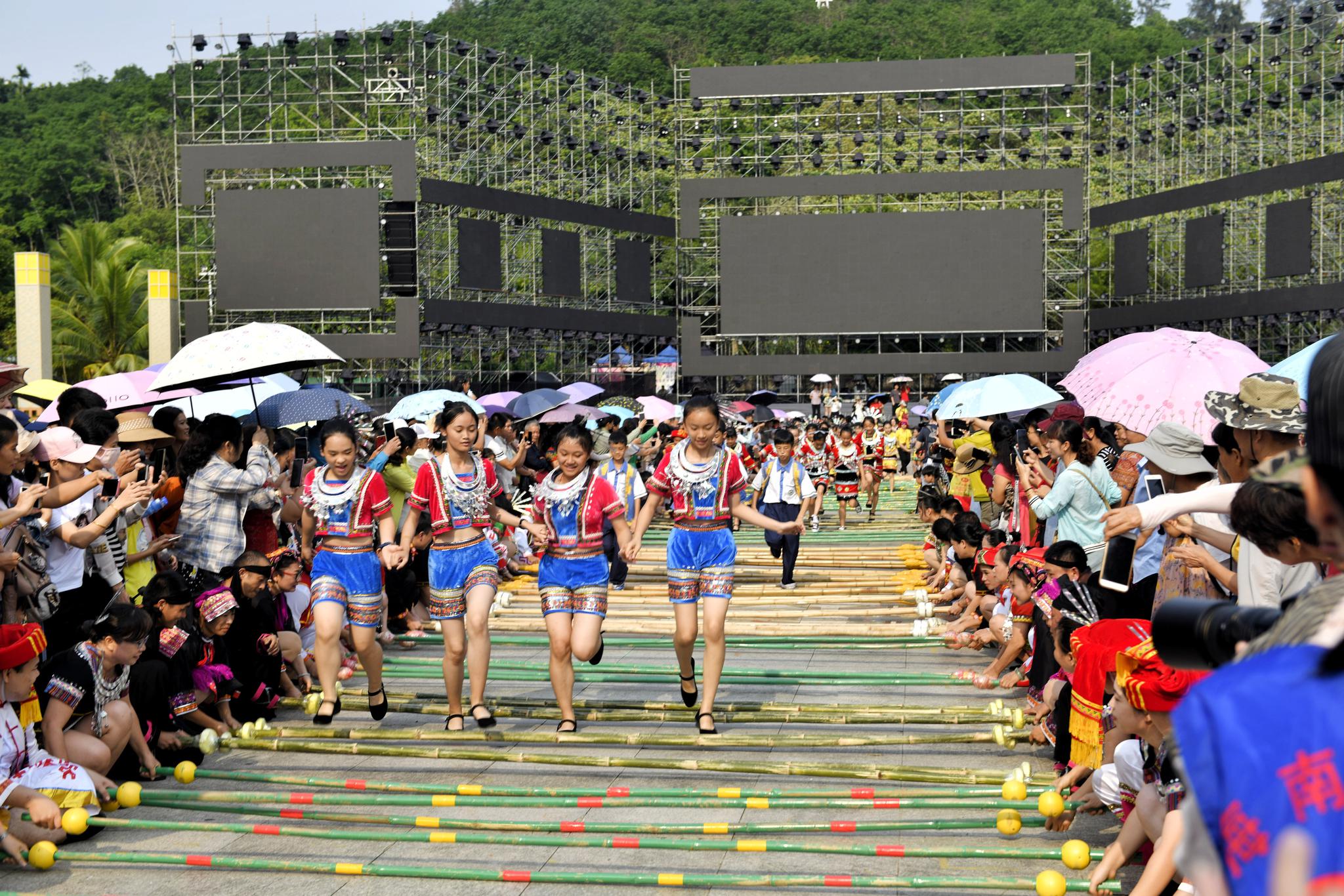 海南琼中三月三长龙竹竿舞新跳法呈现|琼中|海南|竹竿舞_新浪新闻