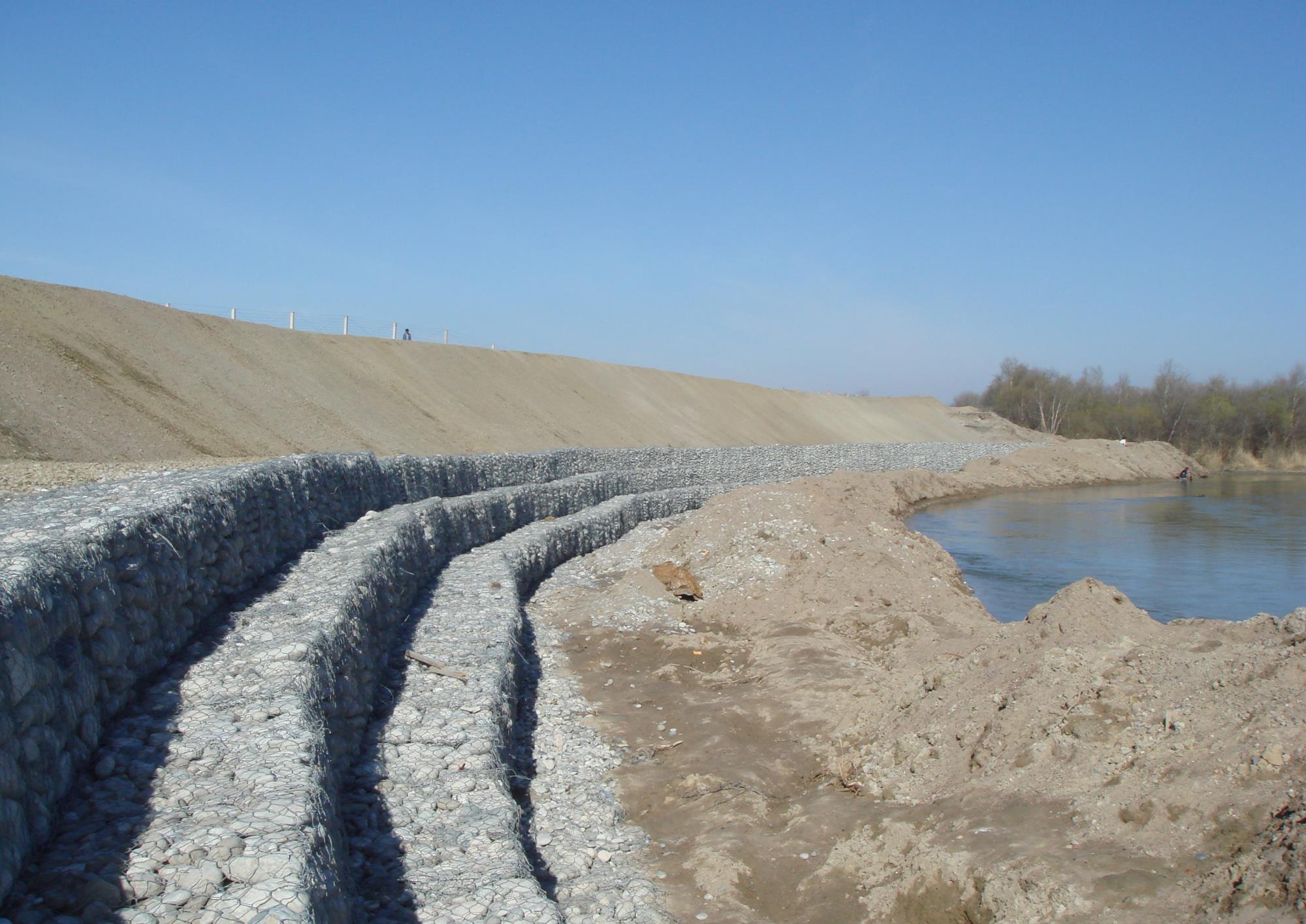 镀锌电焊格宾石笼是用优质低碳钢铁丝排焊而成