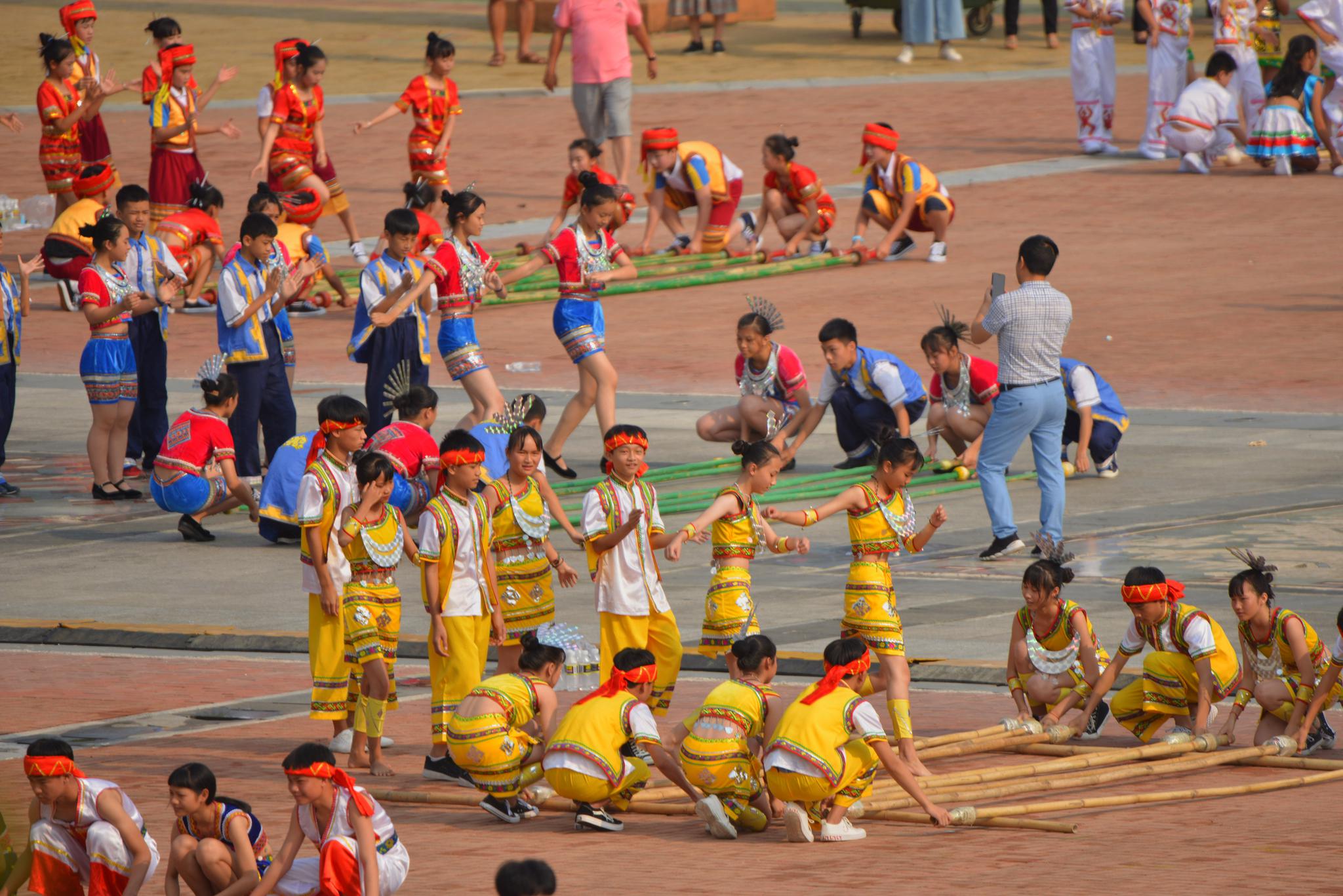 海南琼中三月三长龙竹竿舞新跳法呈现__财经头条