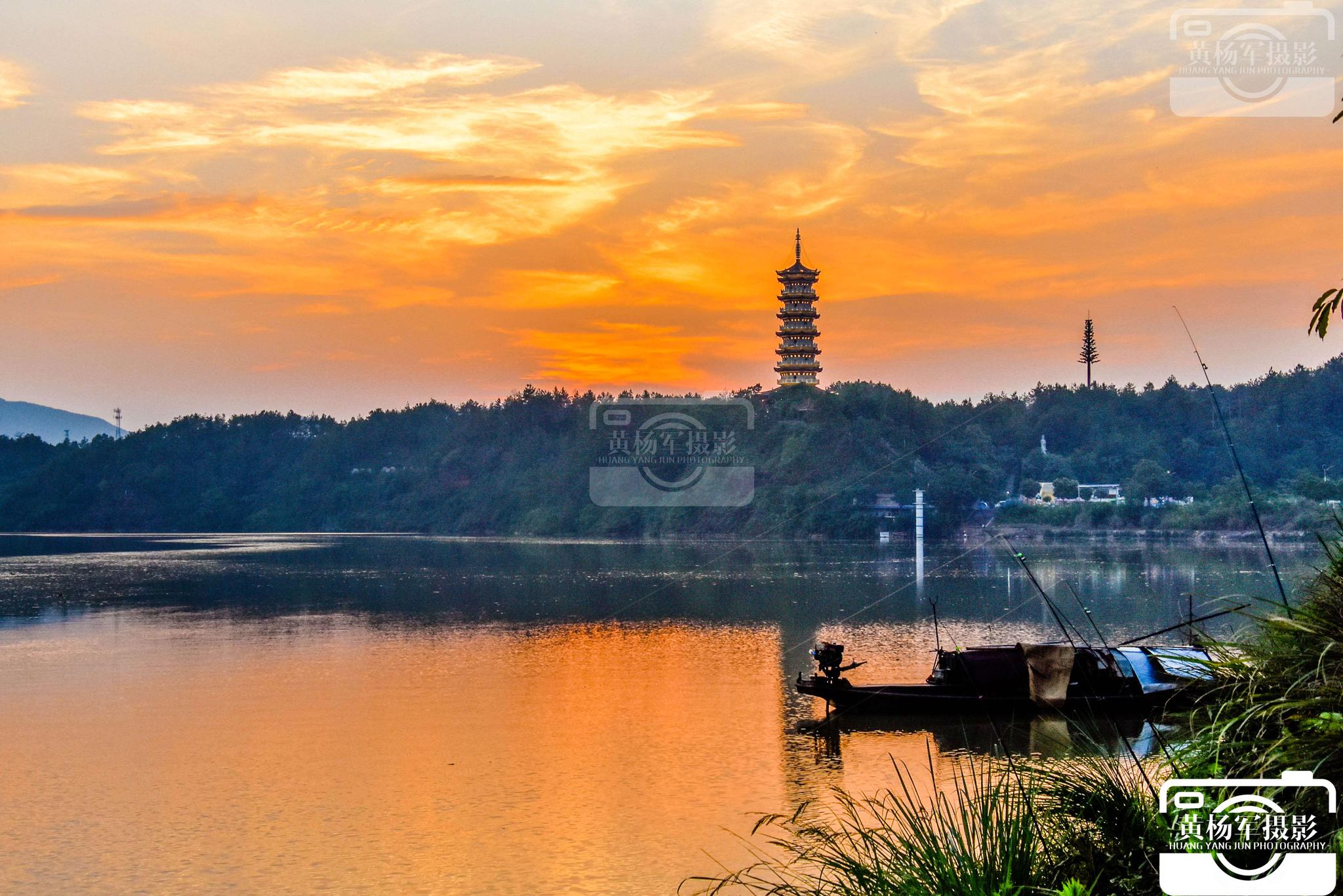 贡江河畔美丽的晚霞