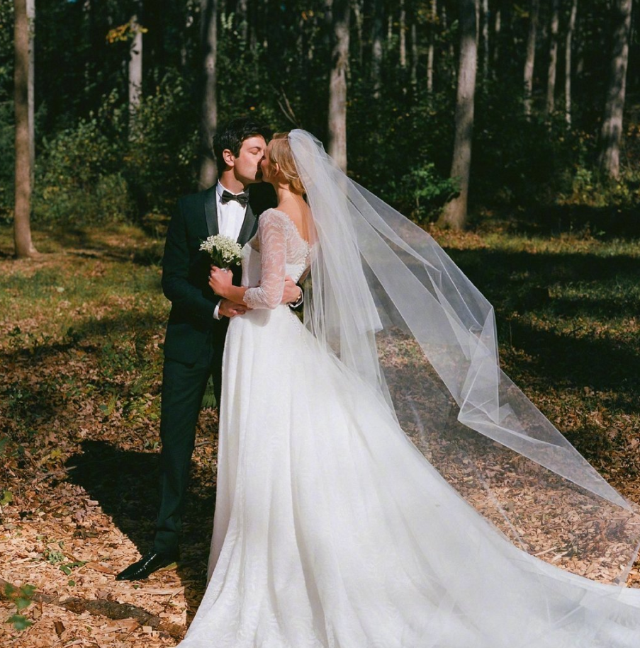 超模小kk晒婚纱照庆祝结婚一周年夫妻俩甜蜜拥吻