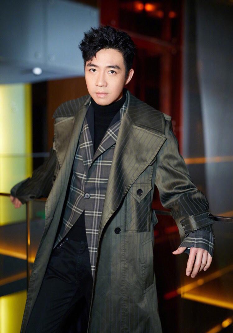 32岁俞灏明罕见走机场,工装风穿搭帅气十足,扛2万的包显豪气