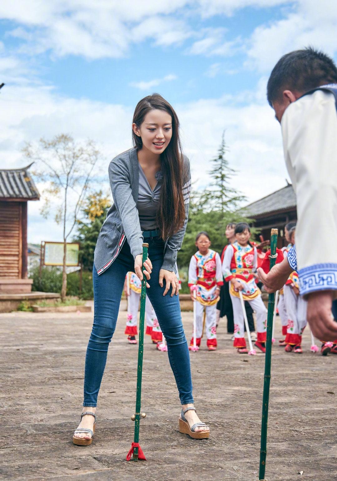 吉娜堪称人间芭比,同款针织衫秀身材穿一年也不腻,普通人不敢穿