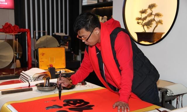 中国国宾礼书画艺术家樊青山在呼和浩特展出精品力作