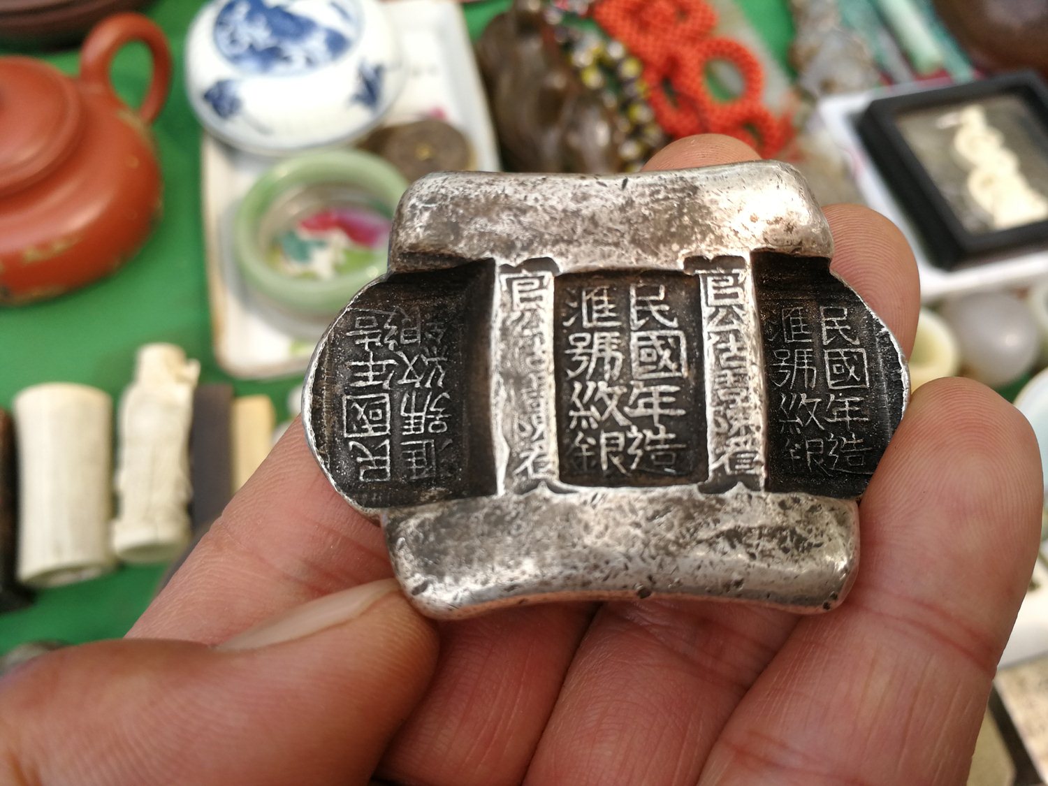 古玩市场上,到处是价值不菲的宝贝,刚出土的稀罕物3千元|民国|古玩|摊主|宝贝|令牌_新浪新闻