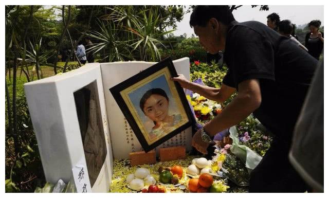 "深圳玫瑰"被石子打死,与丈夫合葬,5岁女儿痛哭,几千人送别|邢丹|丛飞